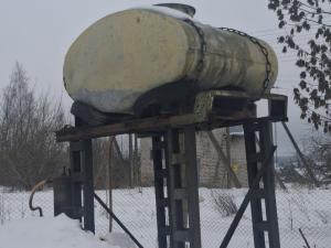 Емкость на постаменте 1 куб.м., 1985 г.в., инв. №5033 (Витебская обл., Глубокский р-н, Озерецкий с/с, д.Озерцы, ул. Советская, 25)